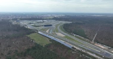 Hockenheim, 8 Nisan 2023, Almanya. Bu büyüleyici insansız hava aracı videosuyla efsanevi Hockenheimring parçasının yenilikçi tasarım ve mühendisliğini vurgulayan kuş bakışı etkileyici bir görüntüsünü elde edin..