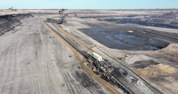 大量の褐炭を加工施設に輸送する鉱山搬送ベルトシステムの大きさを目撃してください — ストック動画