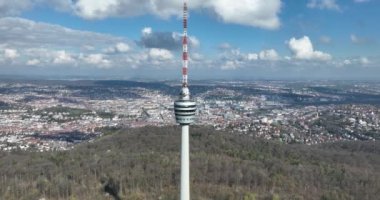 Stuttgart 'ın televizyon kulesinin ve arka plandaki şehrin hava görüntüsü..