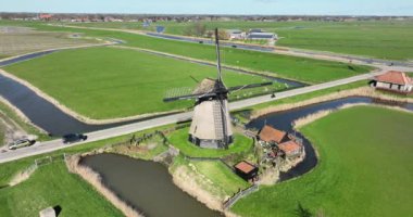 Polder 'deki yel değirmenleri, tipik Alman görüşü. Hollanda tarihi kültürü. Geçmişten mühendislik ve teknoloji. Yukarıdaki hava aracı görünümü.