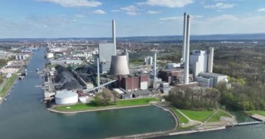 Almanya 'da Baden Wuerttemberg Ren Limanı' ndaki Karlsruhe enerji santrali. Elektrik üretimi. Yukarıdaki hava aracı görünümü.
