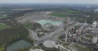 Maastricht, Sint-Pietersberg 'deki eski çimento madeni ve fabrikası. Hollanda hava aracı görüntüsü.