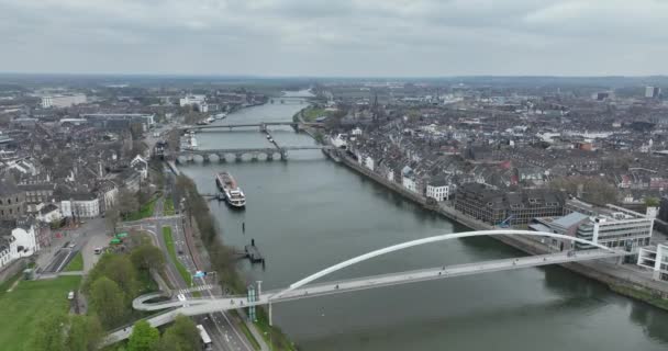 Testemunhe Beleza Natural Rio Maas Enquanto Atravessa Coração Maastricht — Vídeo de Stock