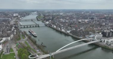 Maastricht, Hollanda şehri, Maas nehri şehri geçiyor. Hollanda hava aracı görüntüsü.
