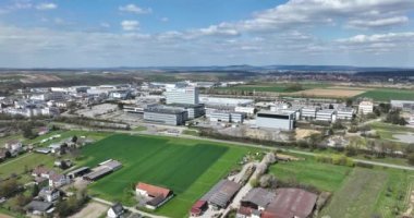 Schwieberdingen, 9 Nisan 2023, Almanya. Robert Bosch GmbH, şirket binası ve logosu ön cephede. Hava aracı görünümü.
