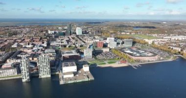 Almeres ufuk çizgisinin büyüleyici hava görüntüleri, hareketli liman ve dinamik şehir merkezlerini vurguluyor..