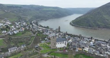 Almanya, Rhineland-Palatinate. Rhein nehrinin nehir kıyısındaki Oberwesel kasabası. Yukarıdaki hava aracı görünümü.