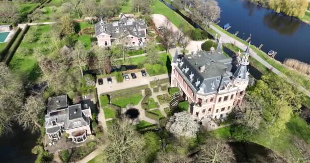 令人叹为观止的Zwaanwijck城堡的无人驾驶镜头 凸显了Vecht河沿岸的皇家魅力 宁静的氛围和田园诗般的氛围 — 图库视频影像