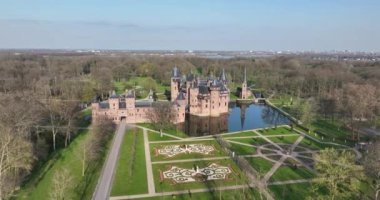 Kasteel de Haar, havadan insansız hava aracı görüntüsü. Haarzuilens, Hollanda.