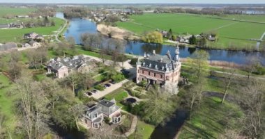 Zwaanwijck, Hollanda 'nın Nigtevecht köyü yakınlarındaki Vecht nehri boyunca bulunan bir kır evi. Yukarıdaki hava aracı görünümü.