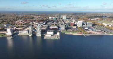Hollanda 'daki Almere şehri. Skyline ve gökyüzünü oluşturan binaların cepheleri.