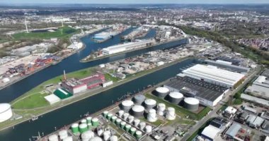 Rheinhafen Karlsruhe, Almanya, İHA videosu. İçeriye aktarma ve dışa aktarma için port genel görünümü.