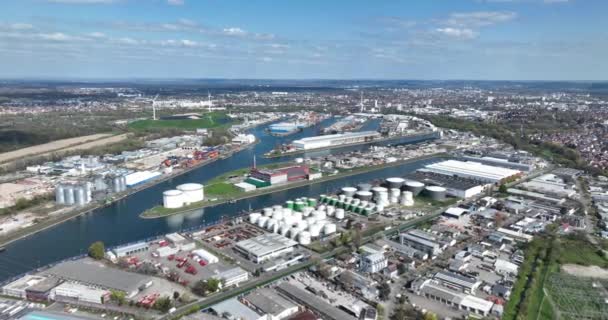 2023年4月9日 ドイツのカールスルーエ ライン川の工業港内陸河川港 ドイツのラインハフェン カールスルーエ 空中ドローンのオーバーヘッドビュー — ストック動画