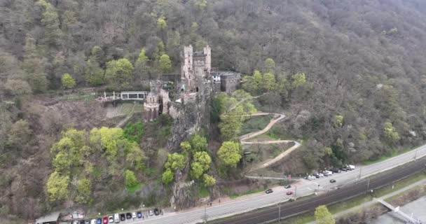 莱茵斯泰因城堡位于莱茵河流域 德国也称莱茵河峡谷 自上而下的无人驾驶飞机视频 — 图库视频影像