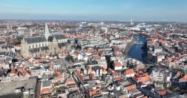 Kendini Haarlem 'in zengin kültürel mirasına ikonik St.-Bavokerk' in sinematik insansız hava aracı videosuyla daldır..