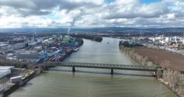 Mainz, 19 Mart 2023, Almanya. Mainz şehri sanayi bölgeleri, Ren nehri ve tren nakliye köprüsü.