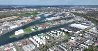 Ren nehri kıyısındaki sanayi limanı. Almanya 'da Rheinhafen Karlsruhe. Yukarıdaki hava aracı görünümü.