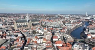 Grote ya da St. Bavokerk, Hollanda 'nın Haarlem kentinde, Grote Markt' ta yer alan bir ortaçağ kilise binasıdır. Hava görünümü.