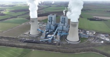 Almanya 'da kahverengi kömür santrali. Yukarıdaki hava aracı görünümü.