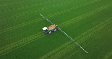 Bu çarpıcı insansız hava aracı videosu ekinleri böcek ilacı tedavisi ve spreyleme ile korumak için ileri teknolojiyi kullanarak izole edilmiş bir çiftliği yakalıyor..