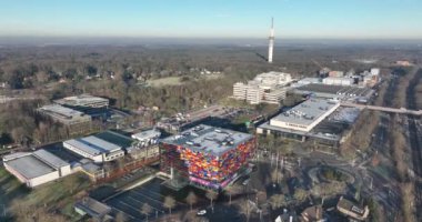 Hilversum, 8 Şubat 2023, Hollanda. Yukarıdan Hilversum medya parkı. Beeld ve Geluid Enstitüsü binası.