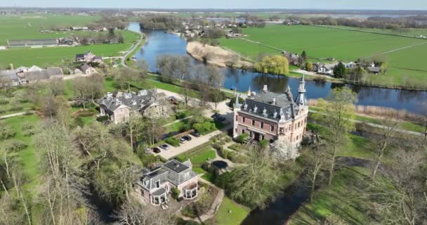 Zwaanwijck城の見事なドローン映像は 川Vechtに沿って不動産の法的魅力 平和的な雰囲気 牧歌的な設定を強調しています — ストック動画