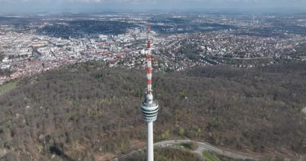 Luftaufnahme Des Stuttgarter Fernsehturms Der Seine Prominente Lage Der Stadt — Stockvideo