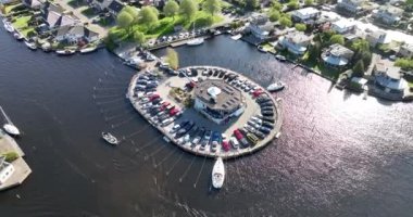 Lemmer, Friesland, Hollanda 'da bir bahar günü eğlence amaçlı tekne iskelesi.