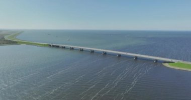 Ketelbrug800 metre uzunluğundaki Hollanda köprüsü, Noordoostpolder Zwolsehoek ve Doğu Flevoland Kamperhoek 'u Ketelmeer üzerinden birbirine bağlar. Hava aracı görünümü.
