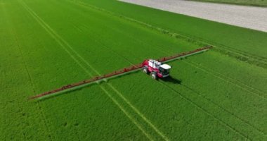 Nagele, 29 Nisan, Hollanda. Traktör tarlayı ilaçlıyor. Yukarıdan görüldü.