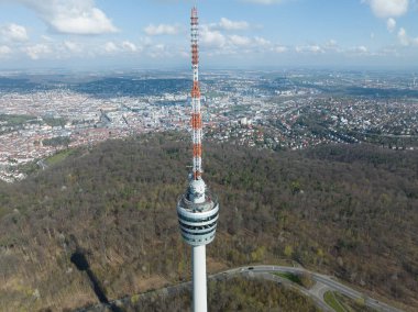 Stuttgart 'ın televizyon kulesinin ve arka plandaki şehrin hava görüntüsü..