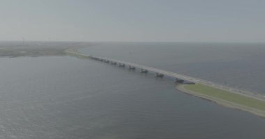 Ketelbrug800 metre uzunluğundaki Hollanda köprüsü, Noordoostpolder Zwolsehoek ve Doğu Flevoland Kamperhoek 'u Ketelmeer üzerinden birbirine bağlar. Hava aracı görüntüsü. Günlük Kaydı