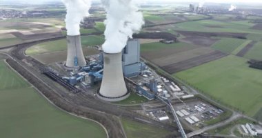 Elektrik santrali, elektrik üretim fabrikası, büyük sera gazı emisyonları gösteriyor. Hava aracı görünümü.