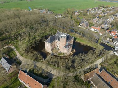 Kasteel Loenersloot 'un ihtişamını ve güzelliğini tecrübe edin, eski bir şövalye sarayı, ve büyüleyici bahçeleri, bu büyüleyici hava aracı görüntüsüyle.