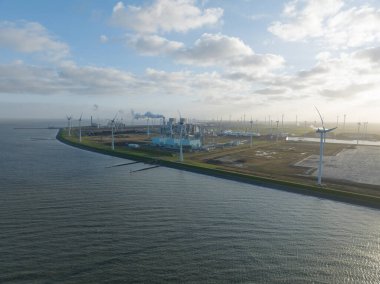 Eemshaven, Het Hogeland, 26 Aralık 2022. Eemhaven elektrik santrali. Hava aracı videosu.