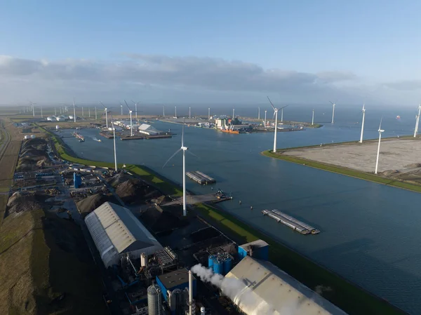 高くそびえる風力タービン 忙しいドック 海上の貨物を運ぶ船をキャプチャする息をのむようなドローンビデオで Eemshaven港のエネルギー 革新を体験してください — ストック写真