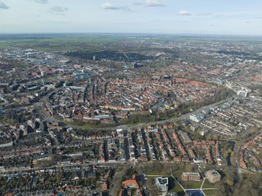Amersfoort şehrinin silueti. Hava aracı videosu.