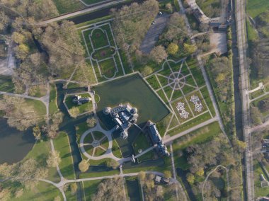 Het Huys te Haer 'in görkemli taretlerden huzurlu hendeklere kadarki ihtişamını görüntüler..