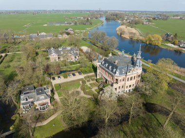 Zwaanwijck, Hollanda 'nın Nigtevecht köyü yakınlarındaki Vecht nehri boyunca bulunan bir kır evi. Hava aracı videosu