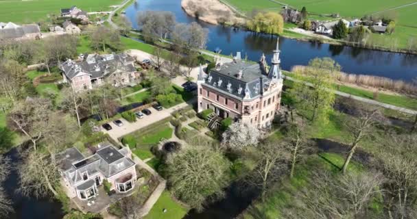 Zwaanwijck是荷兰村庄Nigtevecht附近Vecht河沿岸的一个乡村庄园 空中无人驾驶视频 — 图库视频影像