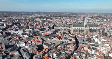 Hollanda, Haarlem 'deki bir ortaçağ katedralinin insansız hava aracı görüntüsü. Şehrin ufuk çizgisi.
