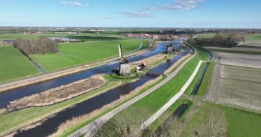 Hollanda 'nın zengin tarihini ve kültürel önemini ele alalım. Geleneksel bir yel değirmeninin hava aracı görüntüleriyle..