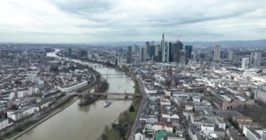 Avrupanın en canlı şehirlerinden birinin dinamik enerjisini keşfedin yukarıdan ikonik Frankfurt siluetinin büyüleyici insansız hava aracı görüntüleriyle.