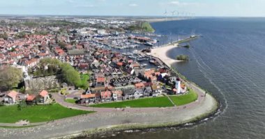 Limanı Ijsselmeer Gölü, Hollanda, Flevoaland, Avrupa 'nın güzel renkli deniz feneriyle Urk köyü. Hava aracı videosu.