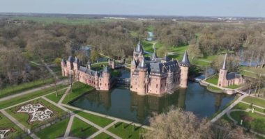 De Haar Kalesi 'nin havadan görünüşü. Kasteel de Haar, Utrecht, Hollanda 'da yer almaktadır. Hava aracı videosu.