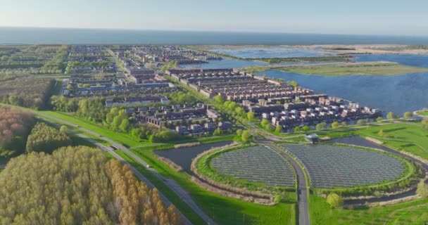 阿尔米尔社区是一个现代的 可持续的社区 它利用太阳能电池板岛 Solar Panel Island Zoneila 为其地区城市供热系统提供部分动力 — 图库视频影像