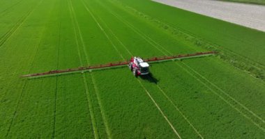 Modern tarımın güzelliğini ve hassasiyetini traktörün hareket halindeki büyüleyici hava videomuzla yaşayın..