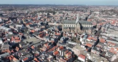 Hollanda, Haarlem 'in şehir merkezindeki hava aracı görüntüsü. Eski kilise Grote Kerk Sint Bavo. Skyline görünümü.