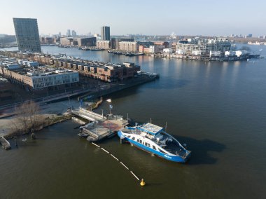 Amsterdam, 13 Şubat 2023, Hollanda 'da. GVB feribotu yolcuları yükleme ve boşaltma için yanaştı. Hava aracı videosu.