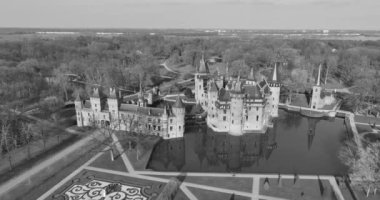 De Haar Kalesi 'nin havadan görünüşü. Kasteel de Haar, Utrecht, Hollanda 'da yer almaktadır. Hava aracı videosu. Siyah beyaz video